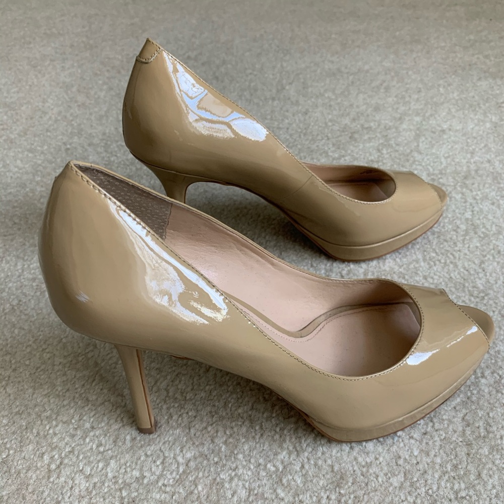 Vince Camuto nude peep toe heels - Picture 4 of 7